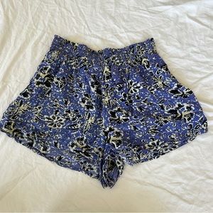 Ecote flowy patterned shorts. Thick rouched stretchy waistband